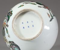 Chine - Vase en porcelaine à décor polychrome de la famille verte, style Kangxi, décor de guerriers
