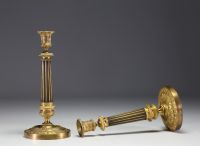 Paire de bougeoirs en bronze doré au décor de vignes et colonne dorique, Empire.