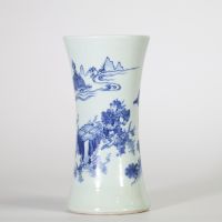 Rare vase en porcelaine de forme gu, décoré en bleu sous couverte d’une scène de guerriers dans un paysage animé de bananiers, Chine, époque Transition (vers 1644–1661).