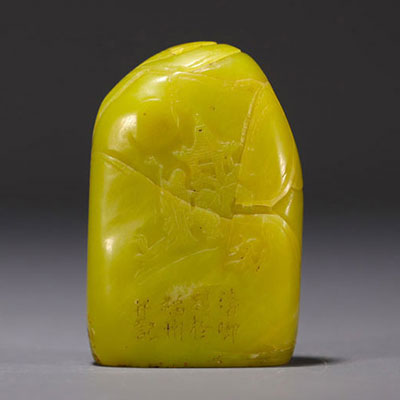 Chine - Sceau en pierre jaune sculptée de personnage dans un paysage et gravée d'un poème.