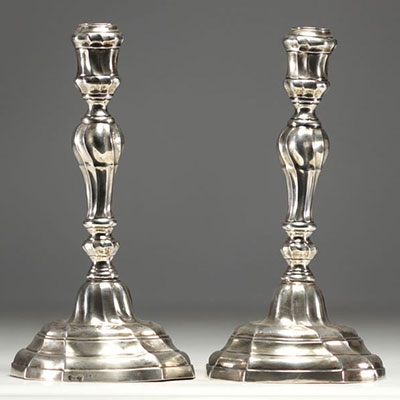 Paire de bougeoirs en argent massif Louis XV poinçon de Courtrai, Belgique, XVIIIe siècle.