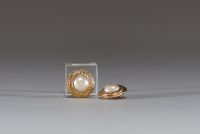 Chanel - Boucles d'oreilles clip en métal doré serties de demis 