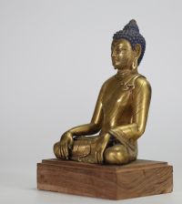 CHINE, DYNASTIE QING, XIXe SIÈCLE Bouddha assis en méditation Bronze doré.