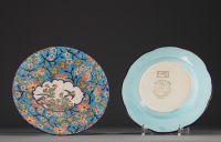 Longwy - Ensemble composé d'une coupe à fruits et d'une assiette en faïence et émaux sur fond bleu azur. XXème.