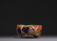 DAUM Nancy - Coupe quadrilobée en verre multicouche dégagé à l'acide à décor de grappes de raisins, signée.