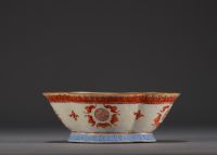 Chine - Coupe en porcelaine polylobée sur pied à décor de chauve souris.
