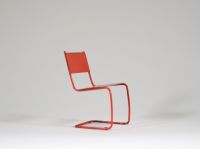 Petit jouet de style Bauhaus Chaise miniature en fer peint rouge-orangé – Vers 1930 Ce petit siège-jouet, en fer peint d’un rouge-orangé vif, évoque clairement l’univers du Bauhaus, tant par ses lignes épurées que par l’usage de matériaux industriels. L’objet n’est pas signé, mais sa forme minimaliste et fonctionnelle, ainsi que son échelle réduite, laissent penser à un jouet éducatif conçu dans l