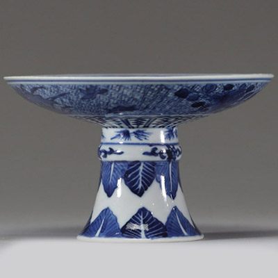 Chine – Tazza en porcelaine bleu blanc à décor de dragon, marque apocryphe