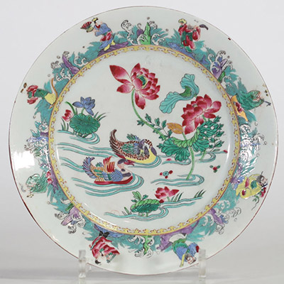 Assiette en porcelaine de Chine famille rose, décorée de canards parmi les lotus et de personnages sur l’aile, époque Qianlong, XVIIIe siècle.