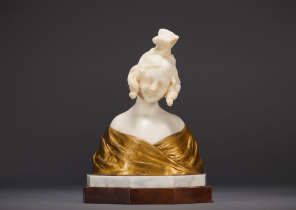 Alphonse Henri NELSON (1854-1919) Buste d'élégante en marbre er bronze doré.
