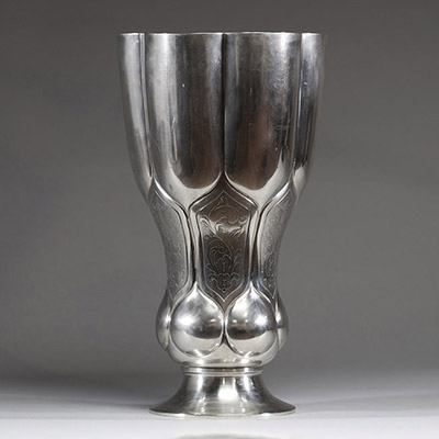 Imposant vase en argent massif repoussé gravé à la pointe, poinçon 950, orfèvre Bruxellois.