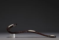 Chine - Grand sceptre Ruyi en bois de Zitan sculpté et Jade céladon à décor de chauve souris et de pêches.