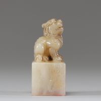 Chine — Sceau en jade blanc sculpté d’un lion bouddhique, inscription gravée et marque sur la base, dynastie Qing