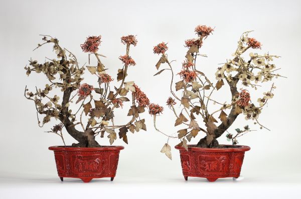 CHINE, FIN XVIIIe – DÉBUT XIXe SIÈCLE Paire de compositions florales en pierres dures dans des pots en laque cinnabar sculptée