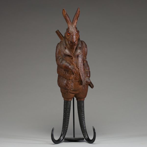 Rare Grand lapin chasseur musical, crochet à fouets en bois sculpté, yeux en verre, travail de la Forêt Noire de la fin du XIXème.