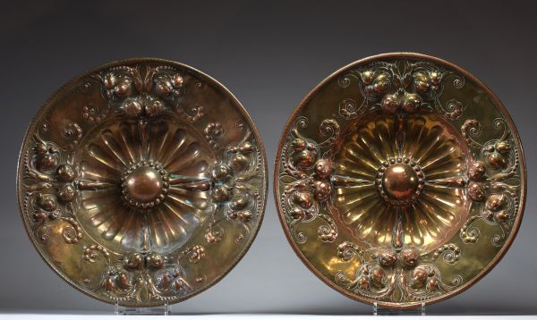 Paire de plateaux à aumônes en laiton repoussé, cuvettes nervurées, motifs végétaux et fruitiers, XIXème.