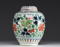 China - Polychrome porcelain covered vase decorated with flowers and Chilong, 17th century.