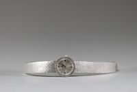 Oméga - Montre dame en or gris 18k ornée de 28 diamants taille brillant, mouvement mécanique, vers 1960-70.