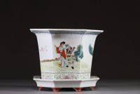 Chine - Jardinière en porcelaine polychrome famille rose à décor de courtisanes, époque République, XXème.
