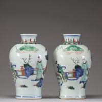 Paire de vases en porcelaine de la famille verte, décor de personnages dans un jardin, époque Kangxi