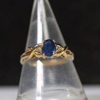 Ring in 14k gold set with two diamonds and a sapphire weighing 1.8gr.