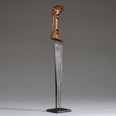 Afrique RDC - Couteau Luba à manche figuratif en bois sculpté, lame en fer battu et ciselé. 