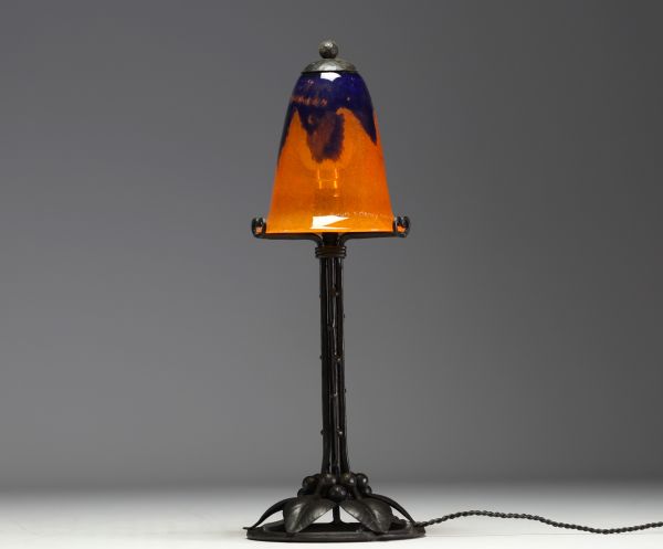 DAUM Nancy - Art Nouveau lamp in forged metal with plant decoration, globe in translucent coloured glass, signed.