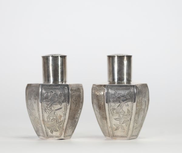Paire de pots à thé en argent massif à décor gravé, Chine, XIXe siècle Paire élégante de pots à thé hexagonaux en argent massif, chaque face finement gravée de motifs floraux, d'oiseaux en vol ou perc