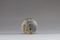 Chine - Brûle parfum couvert en jade vert brun patiné, anses en forme de Dragons ou de Chimères, époque Ming ou antérieure.