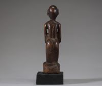 Afrique RDC - Statuette Chokwé, Yaka, en bois sculpté, Congo RDC, 1ère moitié XXème.