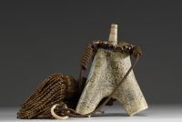 Neo-Renaissance style engraved stag horn powder horn, 19th century.