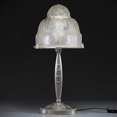 J. ROBERT (XX) Lampe Art Déco en verre moulé pressé à décor stylisé et piétement en bronze argenté, non signée.