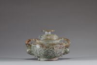 Chine - Brûle parfum couvert en jade vert brun patiné, anses en forme de Dragons ou de Chimères, époque Ming ou antérieure.