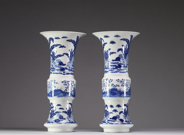 Chine - Paire de vases Gu en porcelaine blanc bleu à décor floral de coqs et poules , marque et époque Kangxi. Bon état