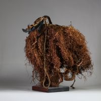 Rare masque Lele ( Bashilele) d’une grande complexité matérielle et stylistique, RD Congo. Bois, raphia, terre, perles, plumes et peau d’animal.  La patine est ancienne et riche, résultant d’une longue utilisation tribale, comme en témoigne également les réparations indigènes sur le visage. La forme du visage est classique. Les ornements sont multiples et extrêmement symboliques. Début XXème ou an
