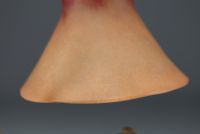 DAUM Nancy - Lampe tulipe en verre marmoréen, pied en bronze doré, signée.
