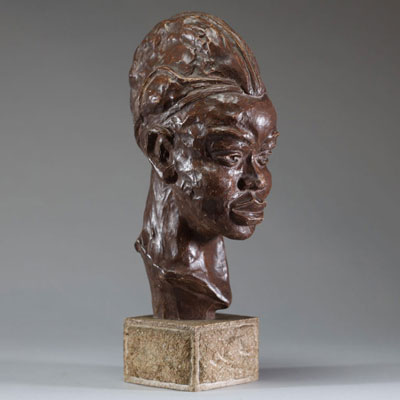 Paul SERSTÉ (1910-2000) - Tête africaniste, sculpture en terre cuite patinée sur socle en marbre, signée.