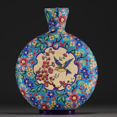 Longwy - Vase gourde en faïence et émaux à décor de mésange et de fleurs sur fond bleu azur, XXème.