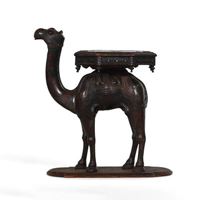Inde - Table d'appoint sculptée en forme de chameau, vers 1900.