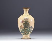 Japon - Ensemble de trois vases en émail cloisonné.