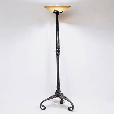 Charles SCHNEIDER (1881-1953) Lampadaire Art Nouveau en métal forgé à décor de feuillages et de roses, coupole en verre marmoréen, signé Schneider.