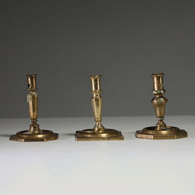 Ensemble de trois bougeoirs en laiton Louis XIV, vers 1700.