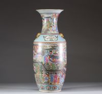 Chine rare vase en porcelaine de canton du xixe siècle, finement orné d’un décor de personnages et de scènes de palais, représentant probablement l'une des meilleures qualités de porcelaine de canton