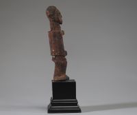 Afrique RDC - Amulette, charme Yaka en bois sculpté, Congo RDC, début XXème, sur socle.