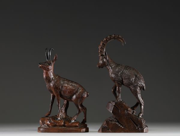 Paire de chamois en bois sculpté de la Forêt noire.