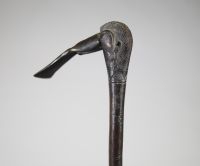Herminette tchokwé, République Démocratique du Congo Herminette rituelle ou de prestige à long manche en bois dur, finement décoré de motifs géométriques incisés. La lame en fer forgé, légèrement recourbée