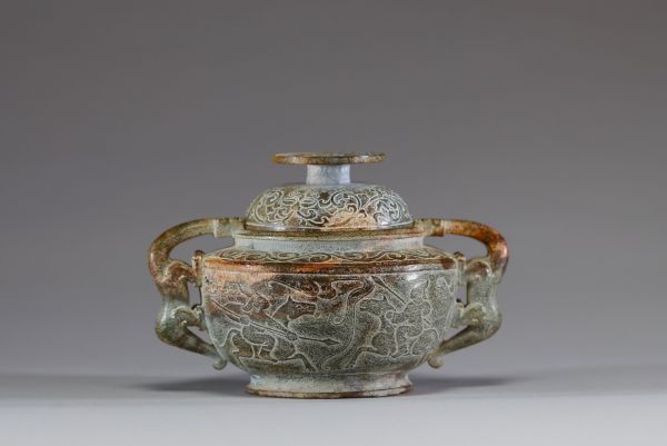 Chine - Brûle parfum couvert en jade vert brun patiné, anses en forme de Dragons ou de Chimères, époque Ming ou antérieure.