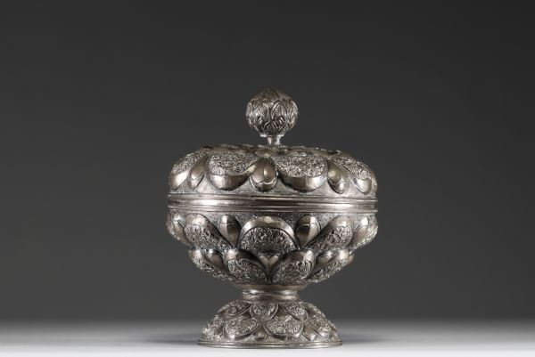 Iran - Grande coupe couverte sur pied en argent repoussé à décor floral, XIXème.