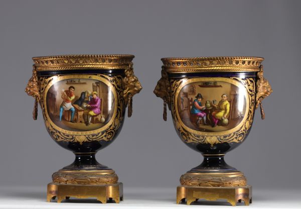 Paire de vases en porcelaine de Sèvres montés sur bronze, XIXe siècle.