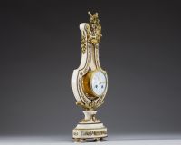 Pendule en forme de lyre, style néoclassique, en bronze doré et marbre blanc, Louis XVI.